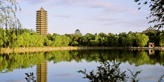 Đại học Peking (Trung Quốc) sở hữu không gian thoáng đãng với một hồ nước trong xanh.
