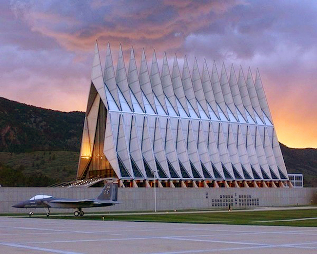 Học viện Không quân (Mỹ) có kiến trúc mái như được xếp từ một loạt các máy bay giấy.
