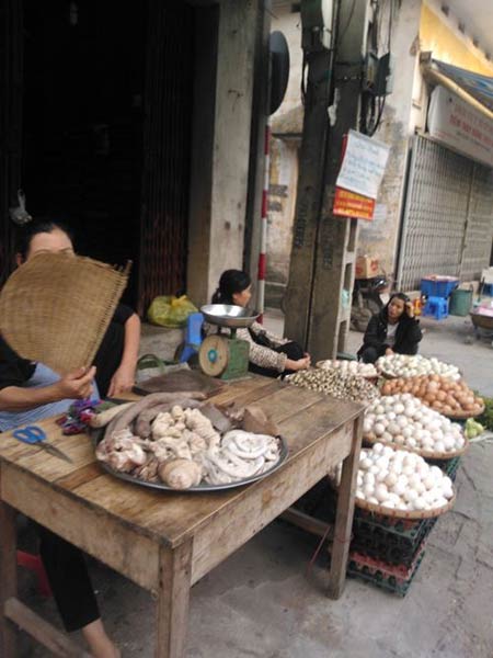 Thức ăn chín ở vỉa hè, tẩm đầy bụi đường - 1