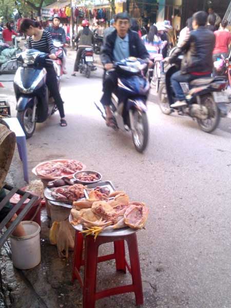 Thức ăn chín ở vỉa hè, tẩm đầy bụi đường - 4