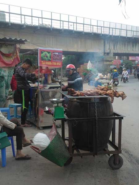 Thức ăn chín ở vỉa hè, tẩm đầy bụi đường - 5