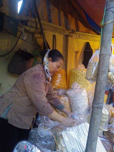 Thức ăn chín ở vỉa hè, tẩm đầy bụi đường - 6