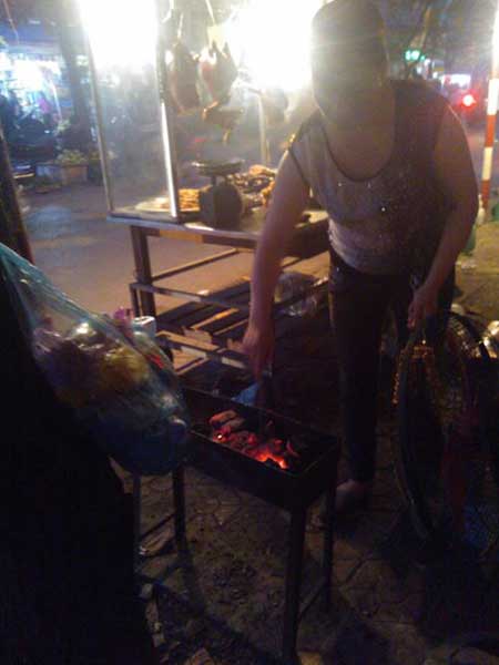 Thức ăn chín ở vỉa hè, tẩm đầy bụi đường - 7