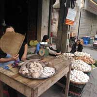 Sức khỏe đời sống - Thức ăn chín ở vỉa hè, tẩm đầy bụi đường