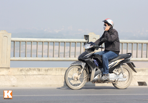 Khiếp sợ cảnh lái xe và nghe điện thoại - 12