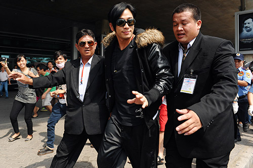 Ngô Trác Hy nín thở vì fan Việt - 13