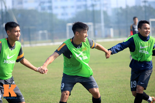 U23 VN dè dặt trước U23 Singapore cao to - 2
