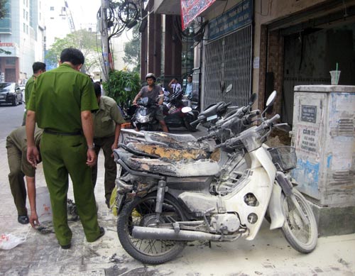 Người phụ nữ đổ xăng đốt 4 xe máy giữa SG - 1