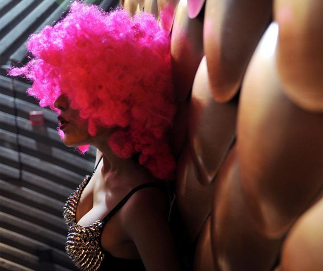 Cô đội bộ tóc giả màu hồng rất nổi bật và mặc áo nịt ngực đính gai cá tính
