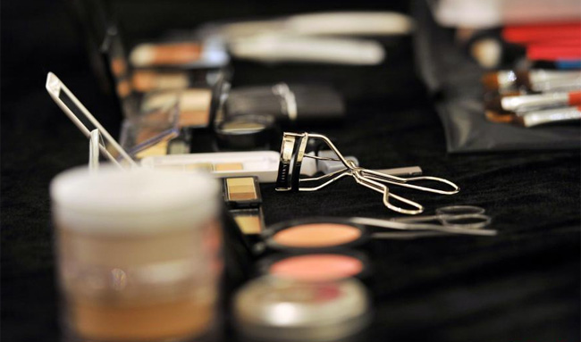 Những mỹ phẩm được đặt trên bàn trang điểm sẽ được dùng để make-up cho người mẫu.
