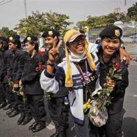 Thái Lan: Dùng hoa hồng để giải tán biểu tình