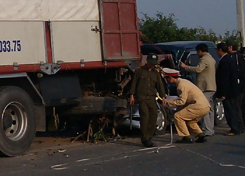 Ô tô con lao vào xe tải đang đỗ, 2 người chết - 1