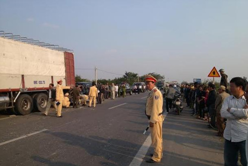 Ô tô con lao vào xe tải đang đỗ, 2 người chết - 2