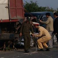 Tin tức trong ngày - Ô tô con lao vào xe tải đang đỗ, 2 người chết