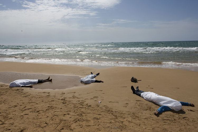 Thi thể của những người tị nạn bị đắm tàu dạt vào bờ biển Sicily, Ý hôm 30/9/2013.
