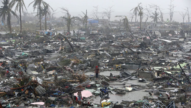 Những người sống sót ở thành phố Tacloban, Philippines giữa những đống đổ nát sau siêu bão kinh hoàng Haiyan quét qua miền trung nước này hôm 10/11/2013.
