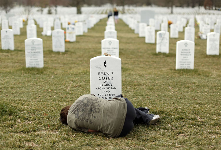Cô Lesleigh Coyer nằm bên cạnh ngôi mộ của anh trai Ryan của mình, một người lính Mỹ từng chiến đấu ở cả chiến trường Iraq và Afghanistan. Ryan Coyer đã thiệt mạng vì các biến chứng của một vết thương ở Afghanistan và được chôn cất tại nghĩa trang Arlington.
