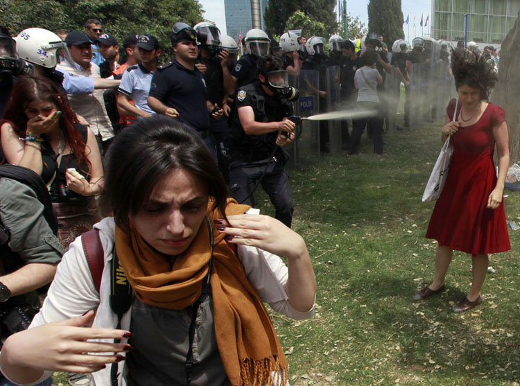 Cảnh sát chống bạo động Thổ Nhĩ Kỳ sử dụng hơi cay xịt thẳng vào mặt một phụ nữ trong đoàn biểu tình phản đối việc chặt hạ cây cối trong một công viên ở Istanbul hôm 28/5/2013
