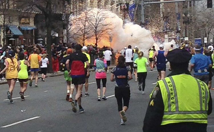 Những người thamg gia cuộc thi marathon ở Boston, Mỹ bàng hoàng khi một tiếng nổ lớn phát ra gần vạch đích hôm 15/4/2013.
