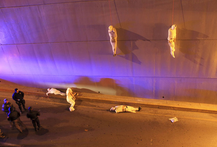 Thi thể của 2 nạn nhân bị treo lơ lửng trên một chiếc cầu ở Saltillo, Mexico ngày 8/3/2013. Phía bên dưới là thi thể của 3 nạn nhân nữa. Những người này được cho là nạn nhân của các vụ thanh toán băng đảng đẫm máu ở Mexico.
