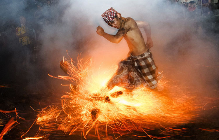 Một người đàn ông ở Bali, Indonesia biểu diễn nghi lễ chạy qua lửa “Perang Api” trước ngày lễ Nyepi trên hòn đảo du lịch Bali xinh đẹp. Trong những ngày lễ Nyepi, người Hindu trên đảo Bali không được phép nấu nướng, thắp đèn hay thực hiện bất cứ hoạt động nào khác.
