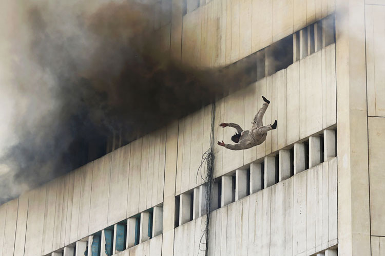 Một người đàn ông nhảy từ tòa nhà cao tầng đang bốc cháy dữ dội ở Lahore, Pakistan hôm 9/5/2013. Người đàn ông này đã chết sau khi rơi xuống đất trước sự tuyệt vọng của lực lượng cứu hộ.
