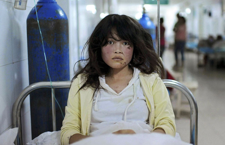 Vẻ mặt thất thần của một người phụ nữ được chữa trị tại bệnh viện sau khi trận động đất mạnh 6,6 độ xảy ra tại tỉnh Giang Tô, Trung Quốc hôm 23/7/2013.
