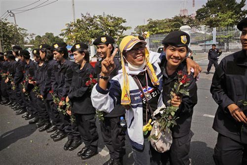 Thái Lan: Dùng hoa hồng để giải tán biểu tình - 1