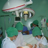 Sức khỏe đời sống - Hà Nội: Mổ đẻ, trẻ sơ sinh bị gãy hai chân và tay