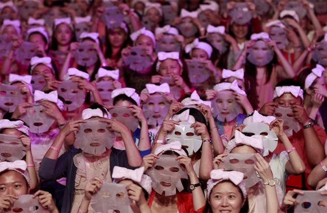 Hàng trăm phụ nữ cùng đắp mặt nạ và lập kỉ lục
