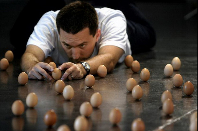 Người đàn ônh chơi trò xếp hình với những quả trứng
