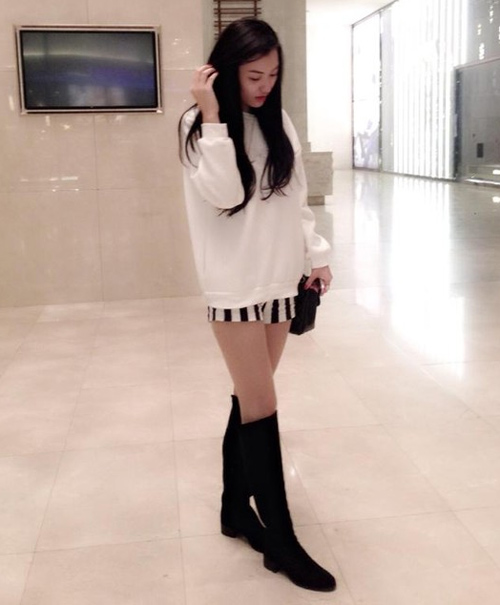 Hoa hậu, hot girl phô chân trắng nõn ngày rét - 1