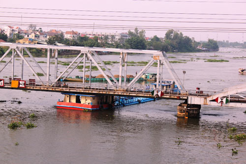 TP.HCM: Tàu chở dầu “đội” cầu sắt Bình Lợi - 1