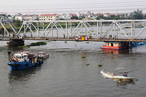 TP.HCM: Tàu chở dầu “đội” cầu sắt Bình Lợi - 2