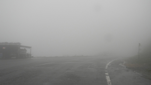 Sương mù giăng kín đỉnh đèo Hải Vân - 1