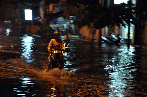 Người Sài Gòn vật lộn với triều cường lịch sử - 8