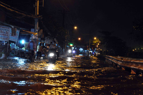 Người Sài Gòn vật lộn với triều cường lịch sử - 10