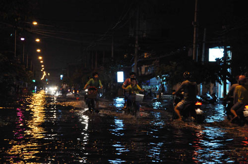 Người Sài Gòn vật lộn với triều cường lịch sử - 3