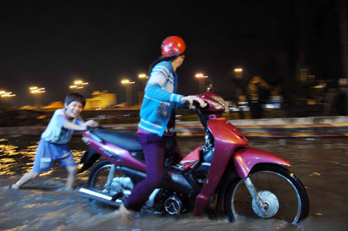 Người Sài Gòn vật lộn với triều cường lịch sử - 6