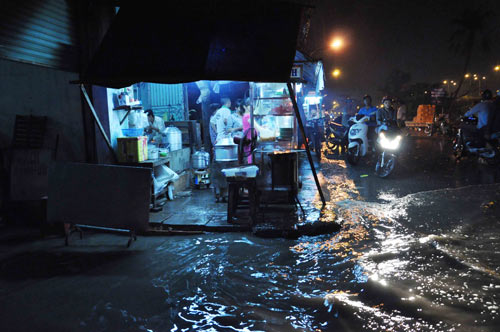 Người Sài Gòn vật lộn với triều cường lịch sử - 7