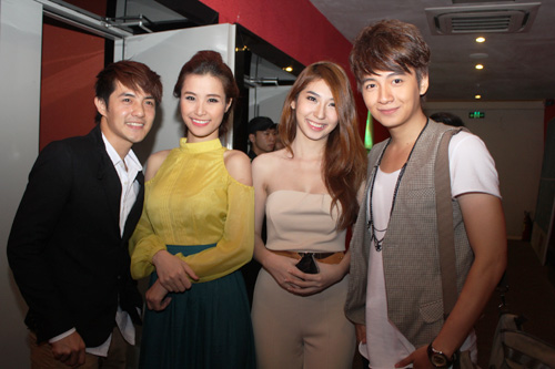 Muôn kiểu tình yêu của ca sĩ Việt - 7