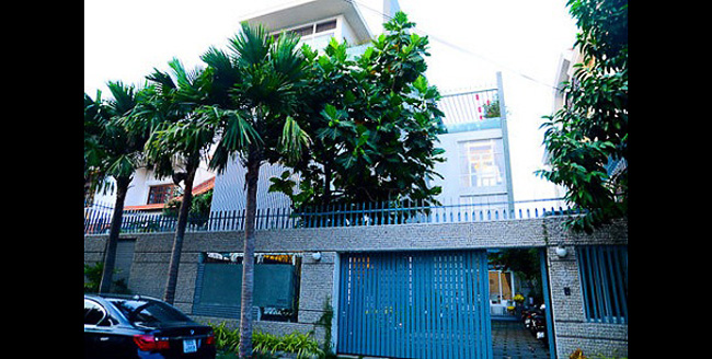Ngôi nhà mới của vợ chồng nam diễn viên Trần Bảo Sơn nhìn từ ngoài vào.
