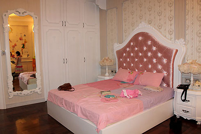 Phòng của bé Bảo Tiên, con gái vợ chồng Ngọc Ánh, có diện tích khoảng 80 m2, trang trí khung cảnh thần tiên, có tông màu chính là hồng.
