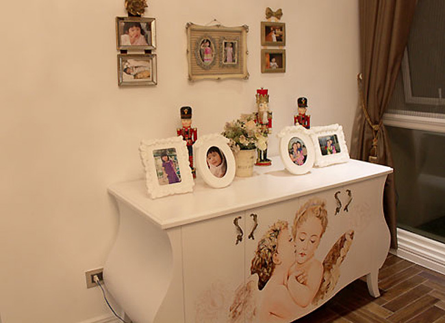 Những hình ảnh của bé và gia đình được lồng trong khung và đặt ở vị trí trang trọng trong căn phòng.
