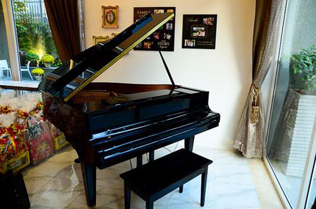 Một góc nhỏ để đựng đàn cho con gái Bảo Tiên học piano.
