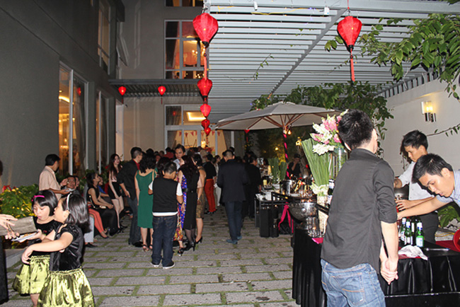 Khoảng sân rộng rãi và lực lượng đầu bếp chuyên nghiệp tới từ chính nhà hàng của Trần Bảo Sơn dư sức phục vụ cho hàng trăm vị khách.
