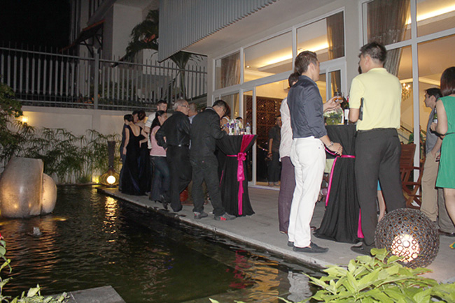 Trong bữa tiệc sinh nhật con gái Trương Ngọc Ánh, phần trước của căn biệt thự với hồ nước nhỏ được sử dụng làm nơi tổ chức tiệc rượu.
