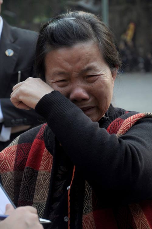 Mẹ BV Khánh khóc nức nở trong lễ tang chị Huyền - 1