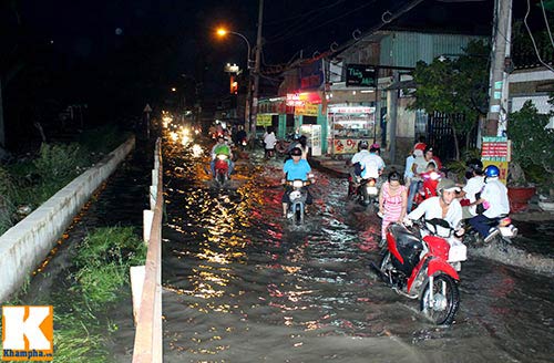 TPHCM: Triều cường vẫn "hành hạ" người dân - 3