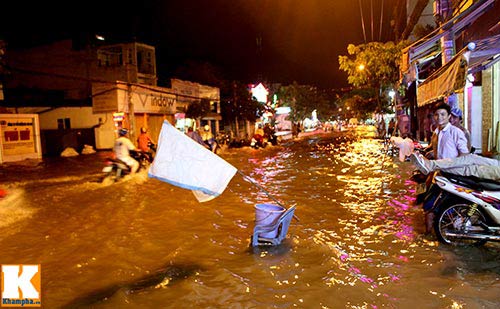 TPHCM: Triều cường vẫn "hành hạ" người dân - 4